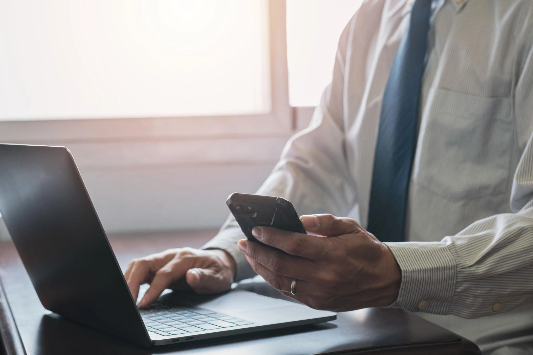 Profesional trabajando con smartphone. Representa gestiones de técnico garante productos sanitarios
